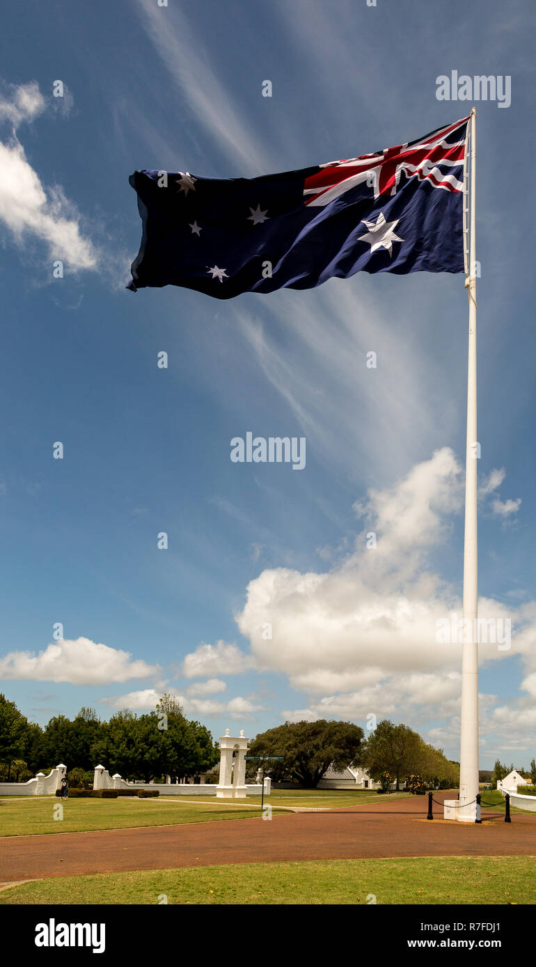 Große Australische Flagge im Wind knattern im Park mit Wolken Stockfoto