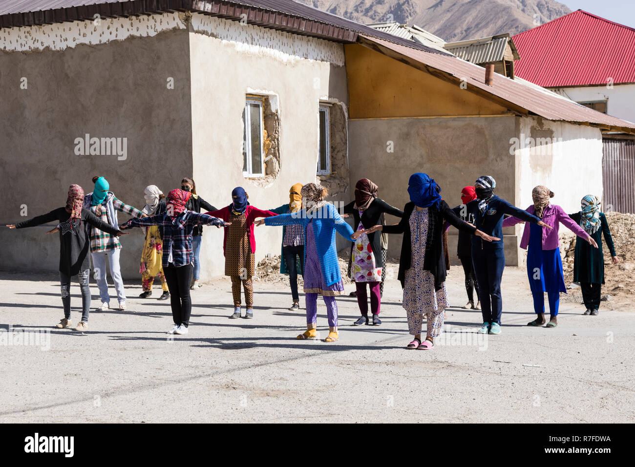 Murghab, Tadschikistan, 23. August 2018: kirgisischen Mädchen und junge Frauen üben einen Tanz auf dem Spielplatz einer Schule in Murghab. Gegen die starken Stockfoto
