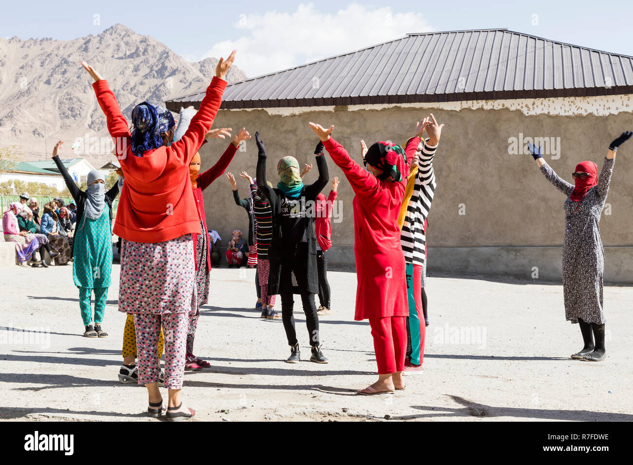 Murghab, Tadschikistan, 23. August 2018: kirgisischen Mädchen und junge Frauen üben einen Tanz auf dem Spielplatz einer Schule in Murghab. Gegen die starken Stockfoto