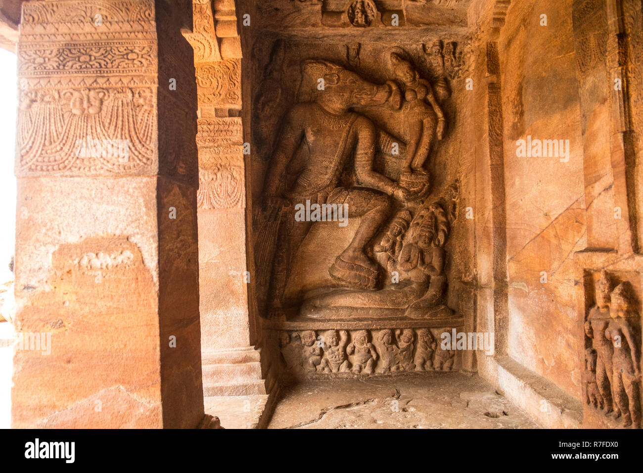 Blick auf den Tempel in Badami Badami Höhle in Karnataka, Indien. Stockfoto