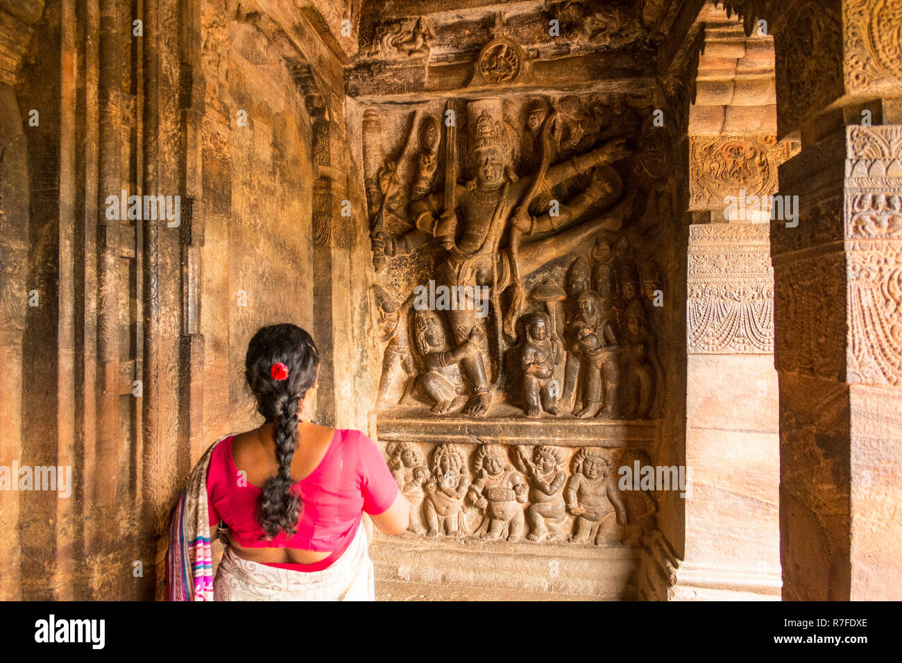 Vishnu in Trivikarma Avatar unter eines seiner drei Schritte in Badami Höhle 2 Stockfoto