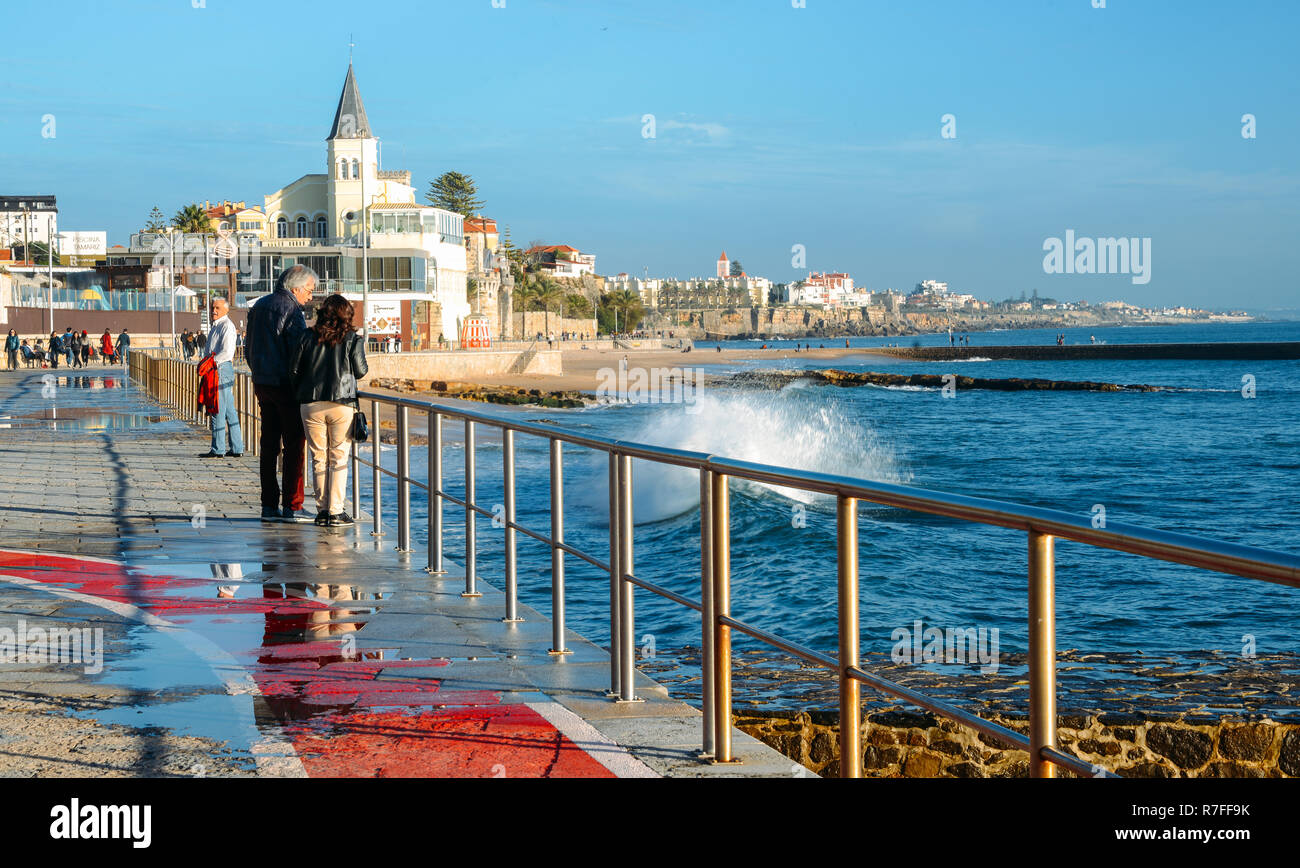 Estoril, Portugal - Dez 8, 2018: Von Wellen plätschern am Strandweg Strand Tamariz im Atlantik Badeort Estoril in der Nähe von Lissabon führende Spray, Stockfoto