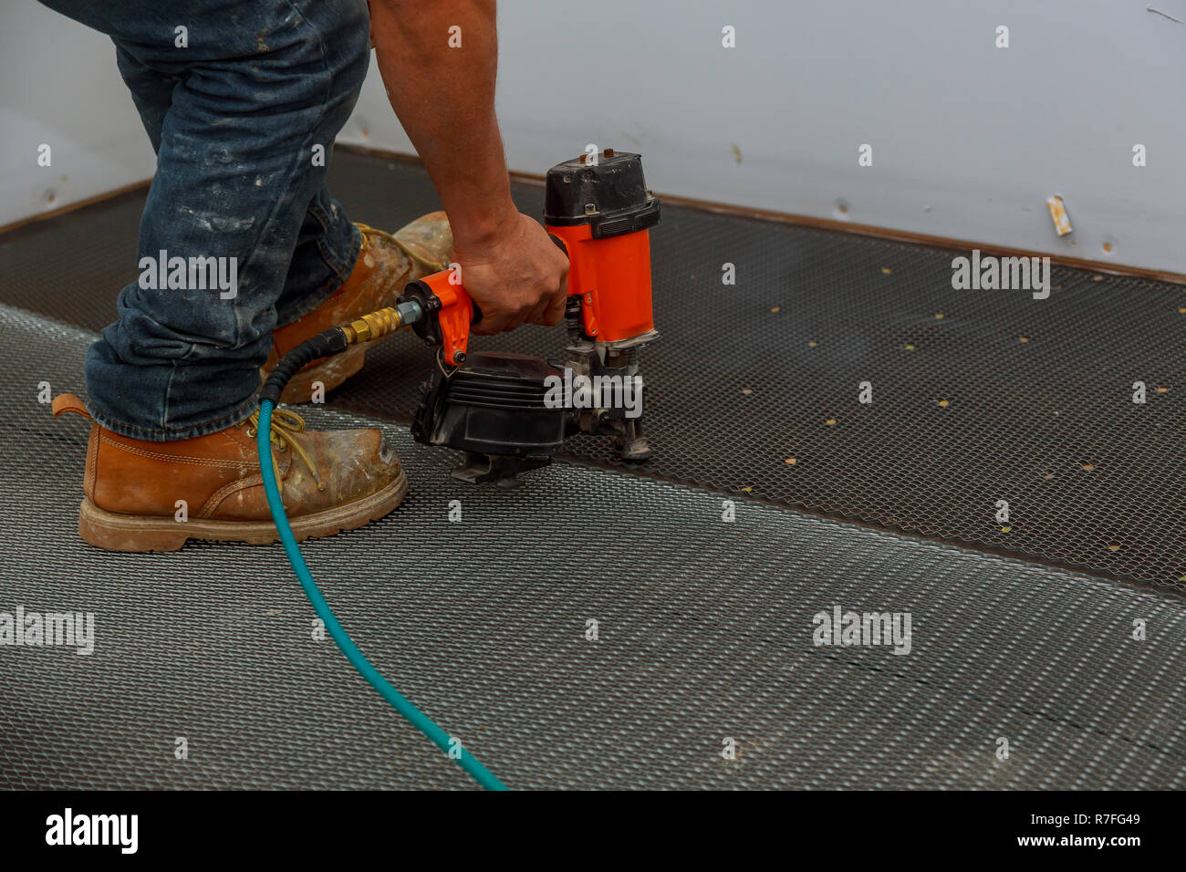 Vorbereitung der Oberfläche für Fliesen. Stärkung Metall Gitter für Verputz- und Installation von Fliesen. Stockfoto