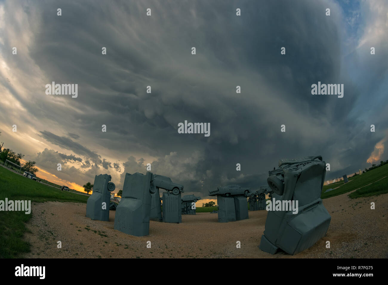 Nebraska touristische Attraktion 'Carhenge' mit einem Gewitter im Hintergrund. Von vintage American Automobile Frmed, alle mit grau Lack überzogen. Stockfoto