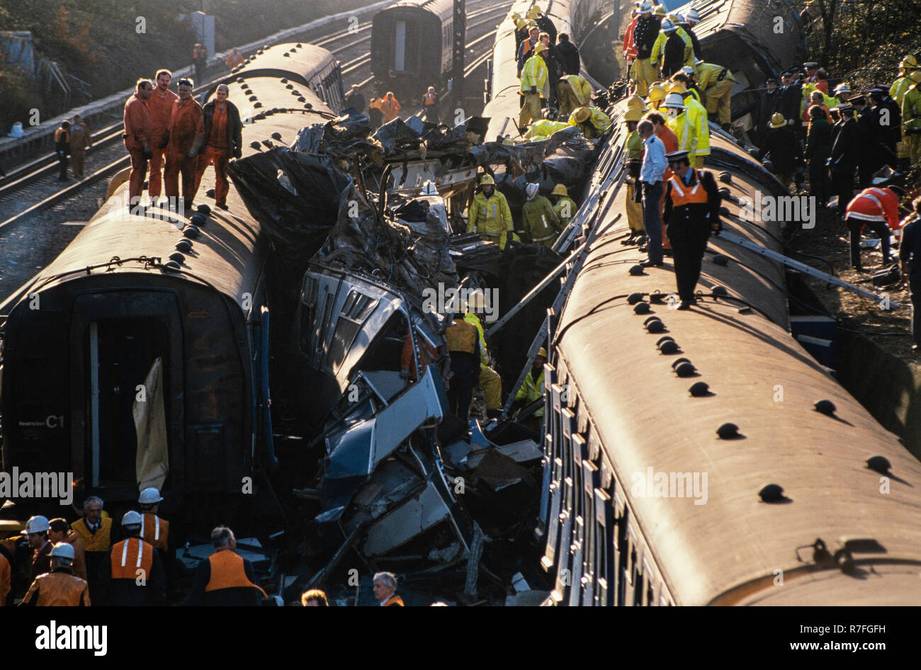CLAPHAM JUNCTION, LONDON - Dezember 12, 1988: Die Clapham Junction Train Crash. Am Morgen des 12. Dezember 1988, einem überfüllten Personenzug stieß in der Rückseite von einem anderen Zug, die an einem Signal gestoppt hatte, südlich von Clapham Junction Railway Station in London und anschließend sideswiped ein leerer Zug in die entgegengesetzte Richtung fahren. Insgesamt wurden 35 Personen in der Kollision getötet, 484 verletzt wurden. Foto: Â© David Levenson/Alamy Stockfoto