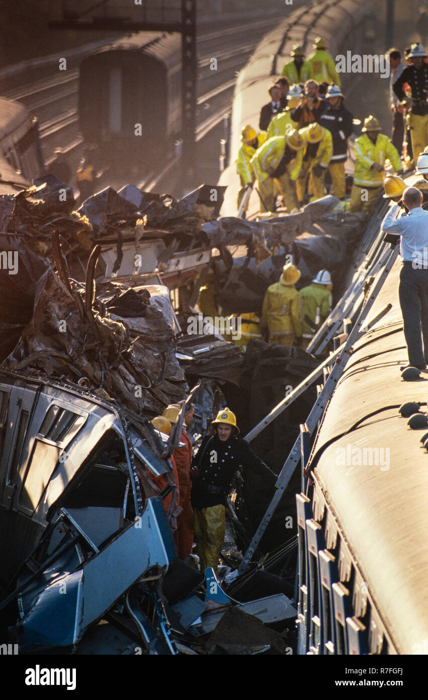 CLAPHAM JUNCTION, LONDON - Dezember 12, 1988: Die Clapham Junction Train Crash. Am Morgen des 12. Dezember 1988, einem überfüllten Personenzug stieß in der Rückseite von einem anderen Zug, die an einem Signal gestoppt hatte, südlich von Clapham Junction Railway Station in London und anschließend sideswiped ein leerer Zug in die entgegengesetzte Richtung fahren. Insgesamt wurden 35 Personen in der Kollision getötet, 484 verletzt wurden. Foto: Â© David Levenson/Alamy Stockfoto