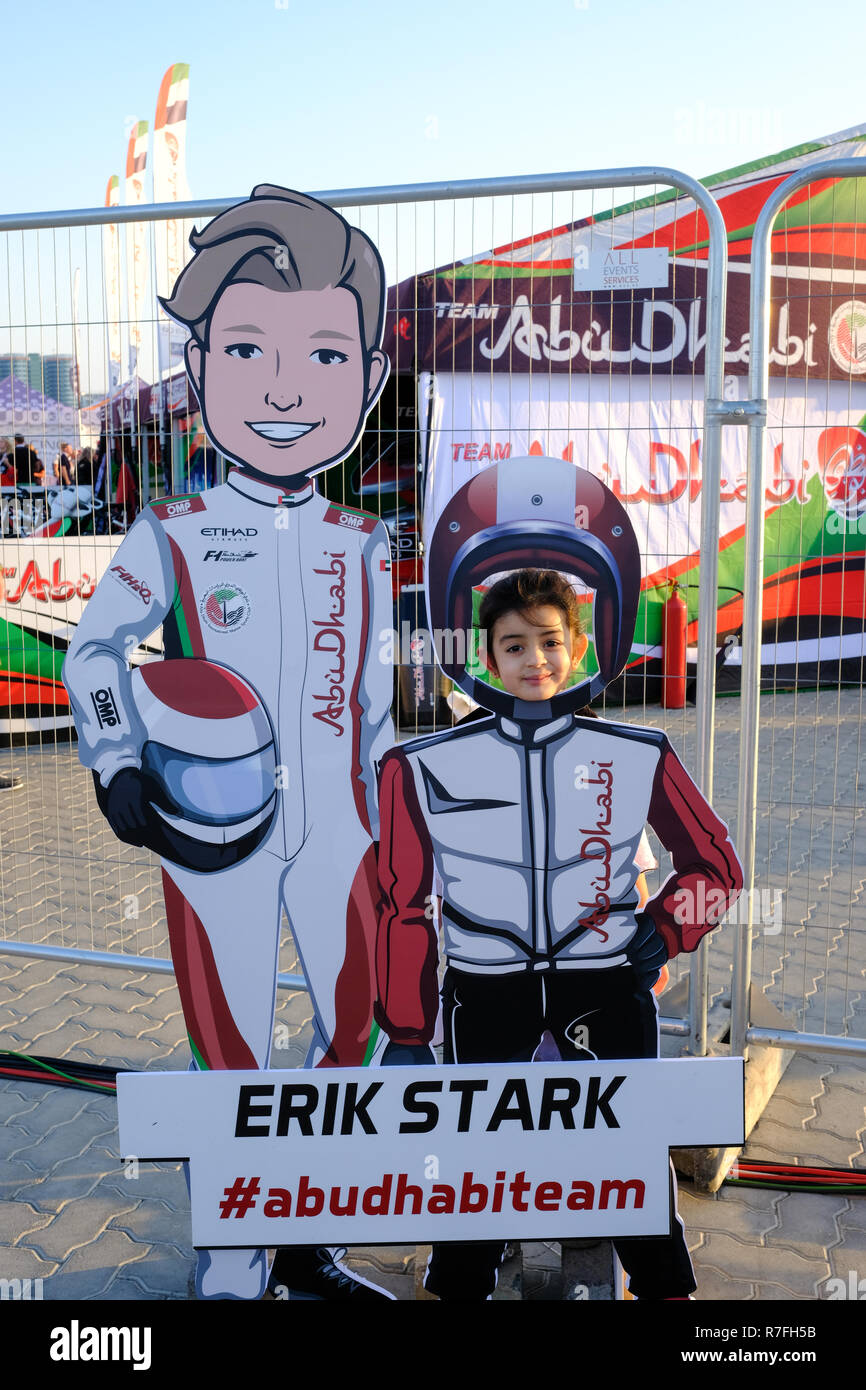 Dezember 7, 2018 - Wasser Abu Dhabi, VAE: ein kleines Mädchen mit Erick Stark Plakat am Abu Dhabi International Marine Sports Club Gran Stockfoto