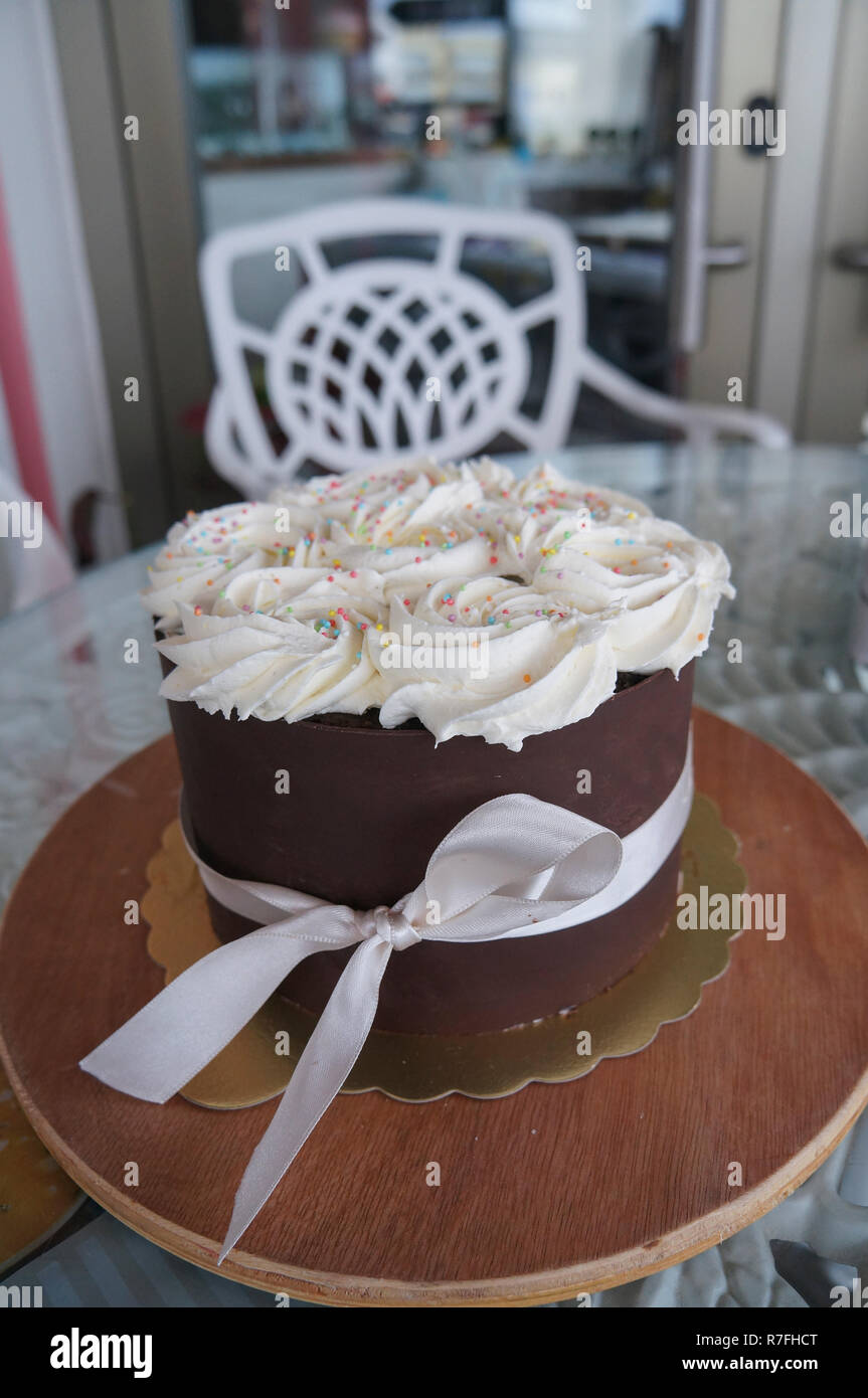 Schokolade ganze Torte mit Schlagsahne auf der Oberseite Stockfoto