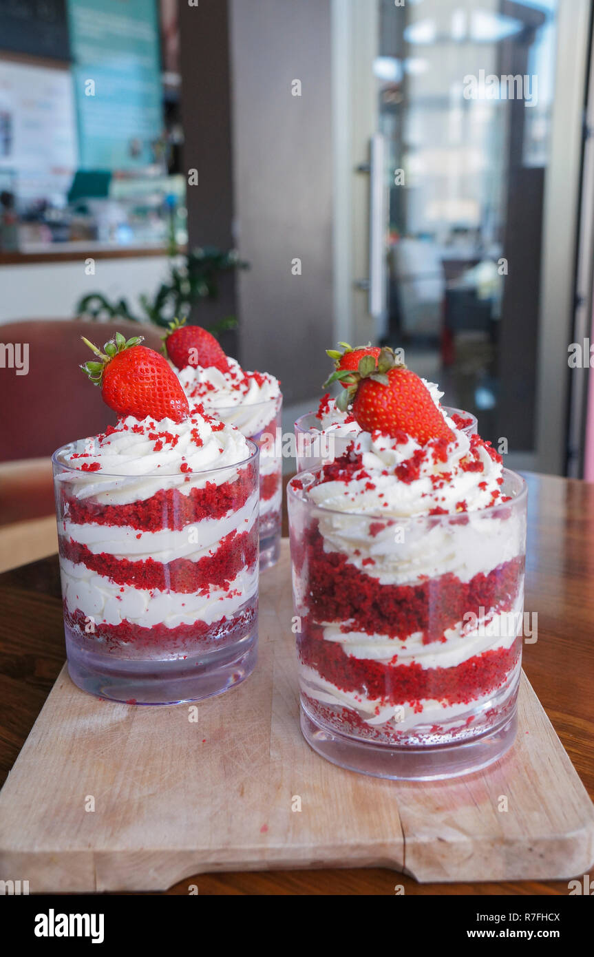 Strawberry trifle im Glas mit frischen Erdbeeren auf Holzplatte Stockfoto