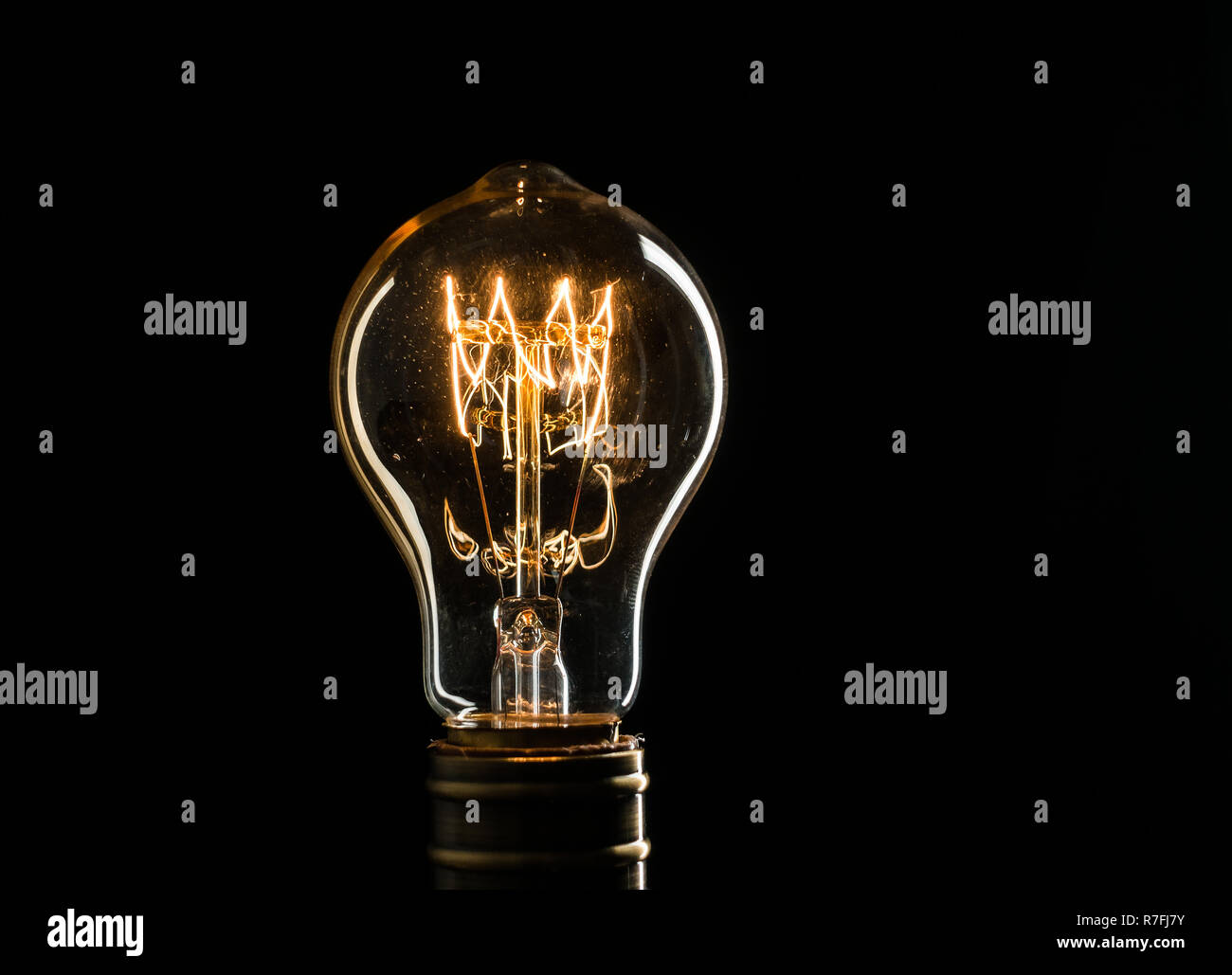 Edisons Glühbirne leuchtet von elektrischem Strom Stockfoto