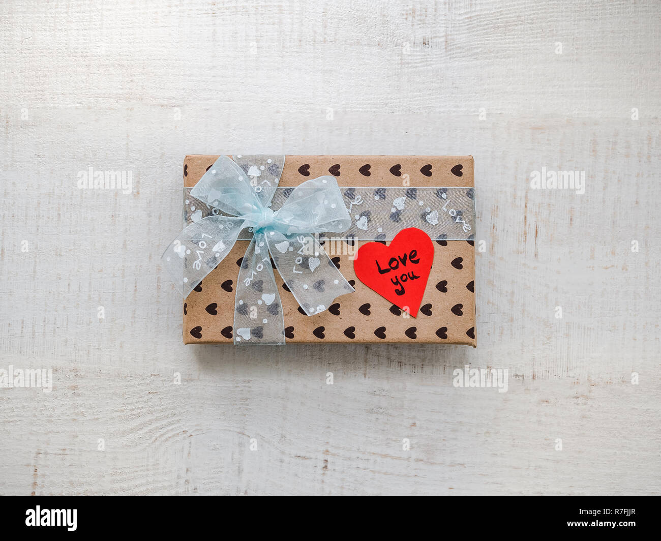 Kasten mit einem Geschenk, mit einem Band, Hinweis mit süßen Worten gebunden Stockfoto