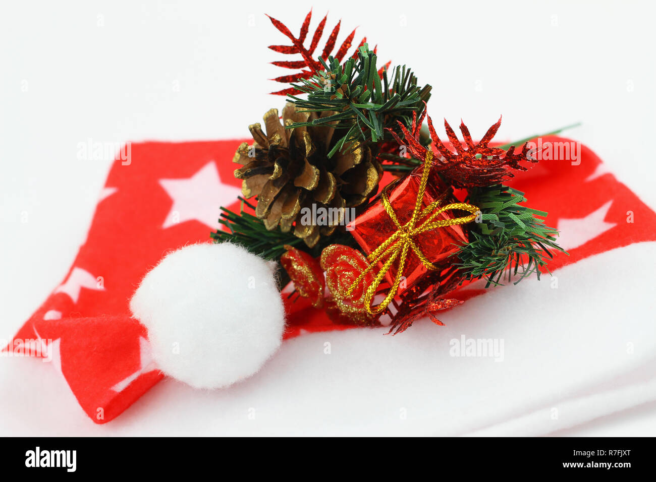 Festliche und flossy Weihnachtsdekorationen mit einem roten und weißen Mütze Stockfoto