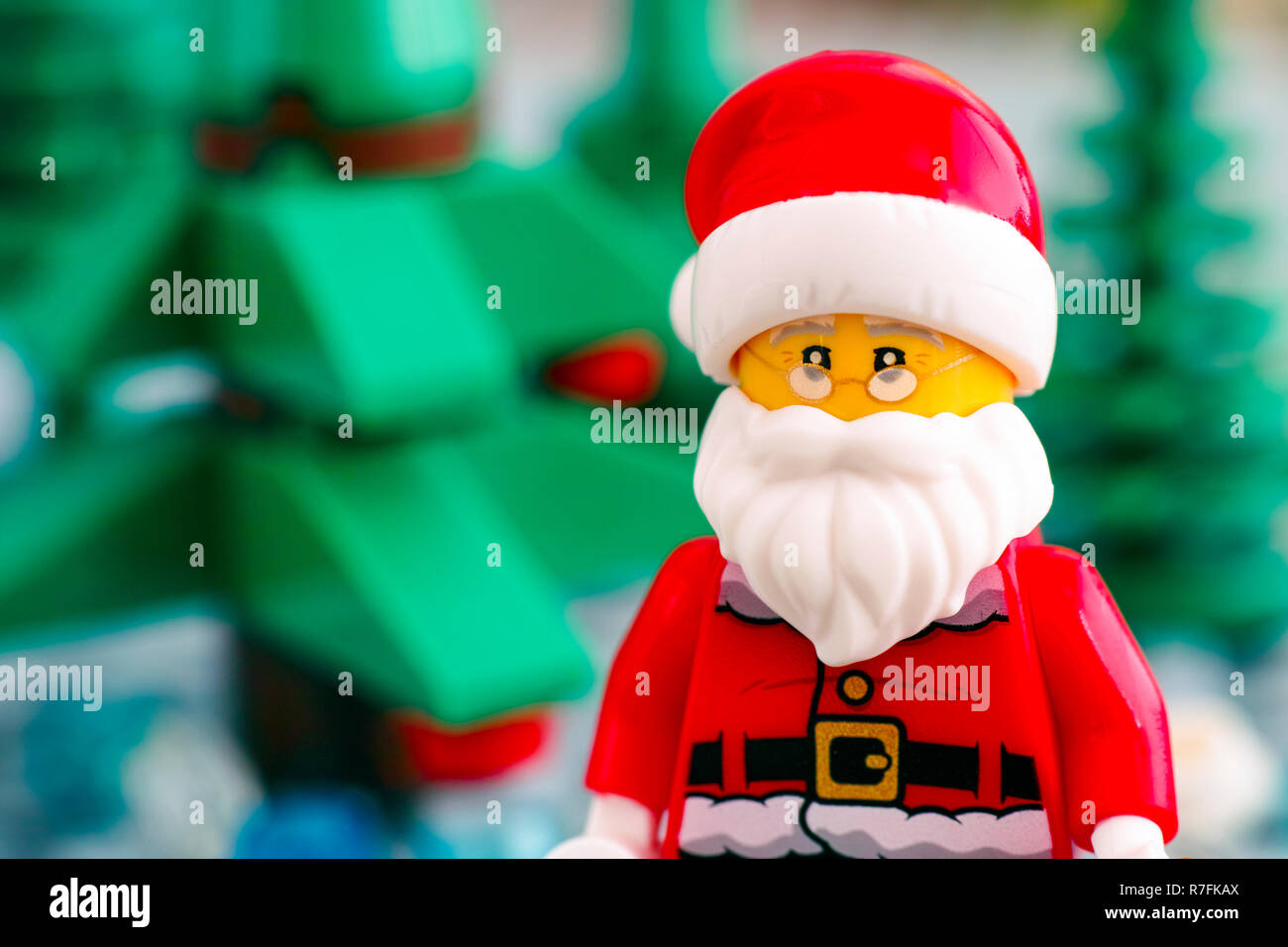 Tambow, Russische Föderation - September 02, 2018 Portrait von Lego Santa Claus Minifigur gegen Weihnachtsbäume. Close-up. Stockfoto
