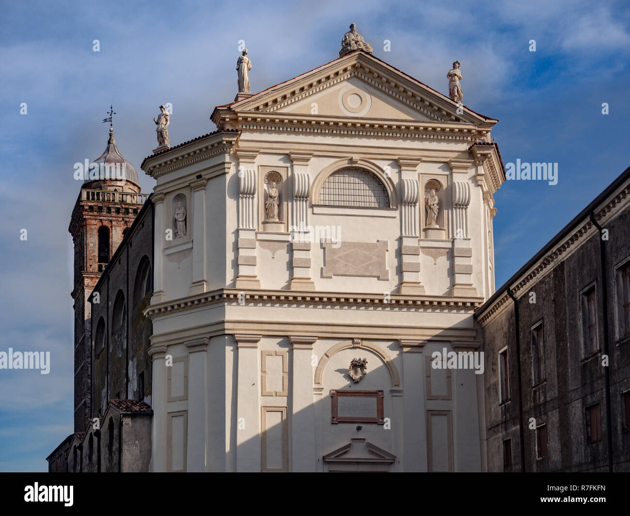 Fassade der Abtei Santa Maria delle Carceri in der Provinz Padua um das Jahr 1000 gegründet. Stockfoto