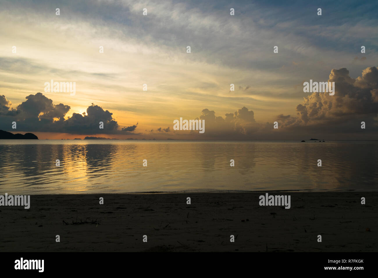 Moody Sonnenuntergang auf Koh Phangan Thailand epischen Himmel Stockfoto