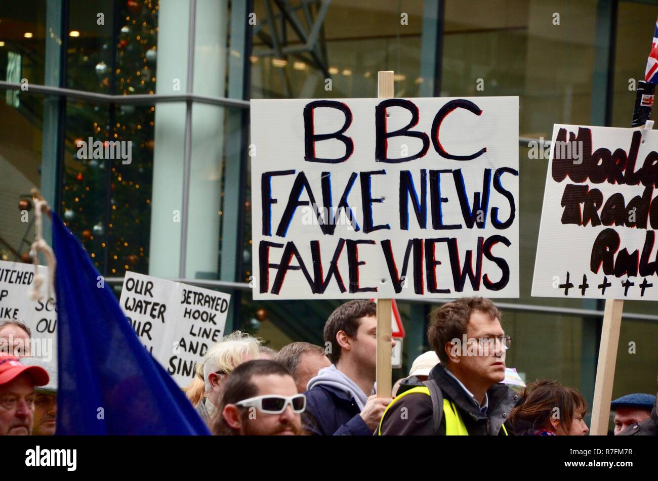 Brexit Verrat UKIP März mit Tommy Robinson in London, 9. Dezember 2018 bbc gefälschte Nachrichten fake Views Stockfoto