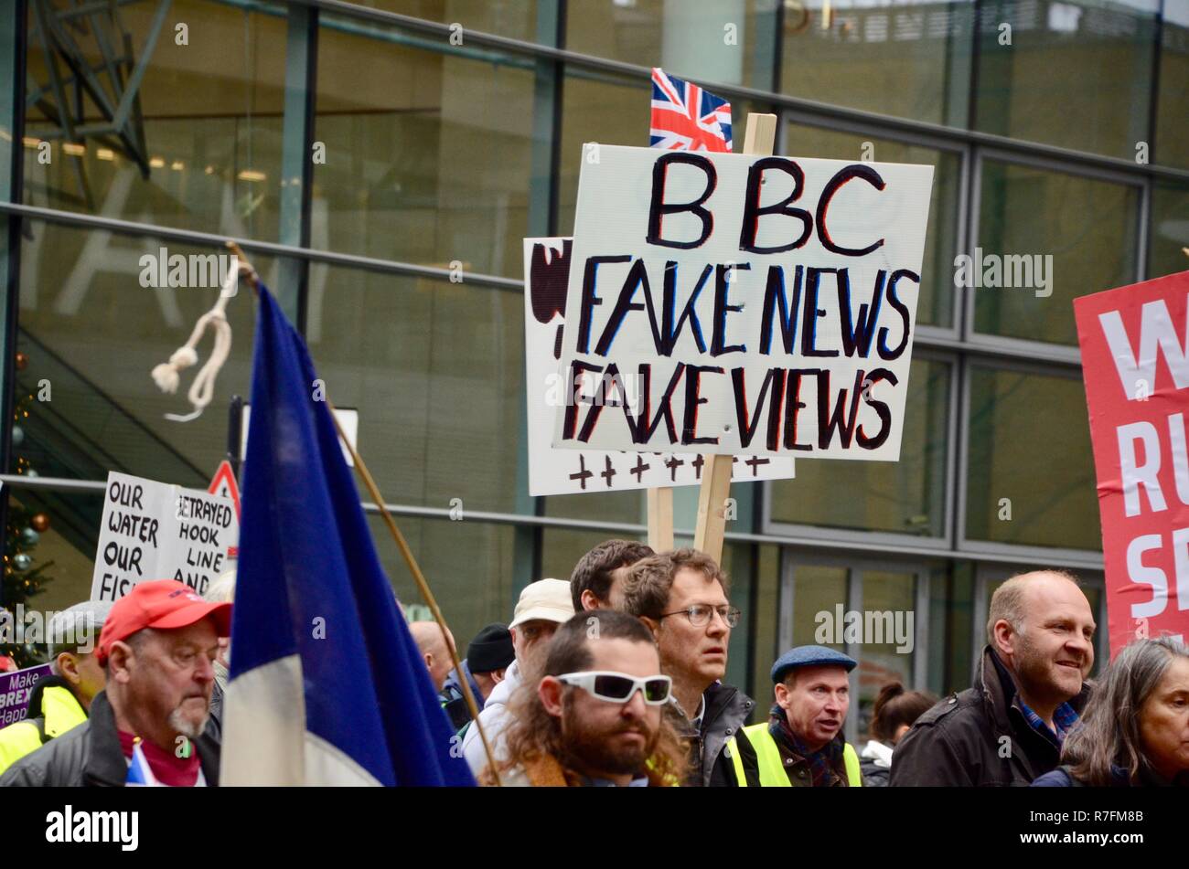 Brexit Verrat UKIP März mit Tommy Robinson in London, 9. Dezember 2018 bbc gefälschte Nachrichten fake Views Stockfoto