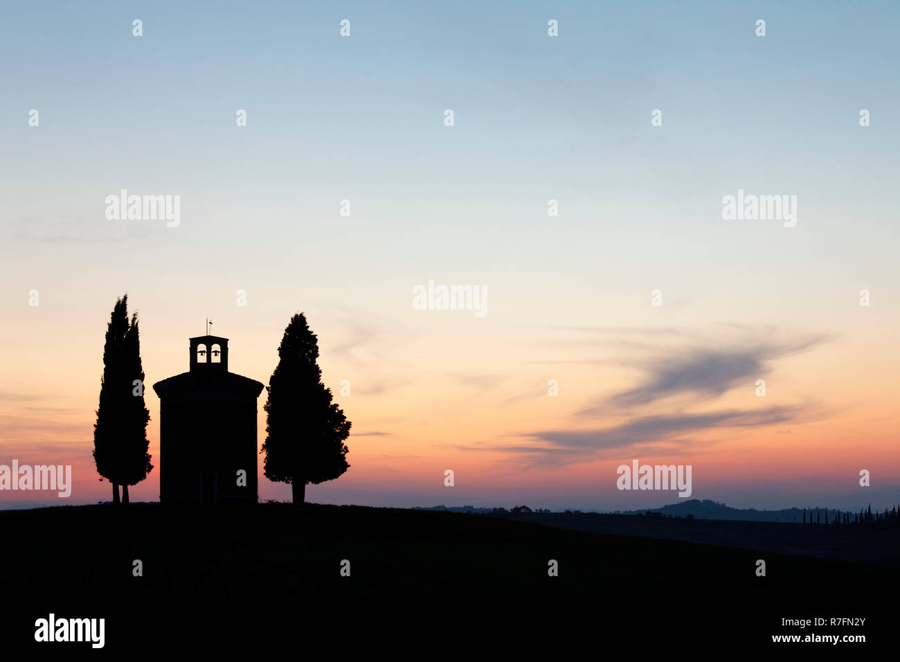 Capella di Vitaleta bei Sonnenuntergang, in der Nähe von San Quirico d'Orcia, Val d'Orcia Toskana, Italien Stockfoto