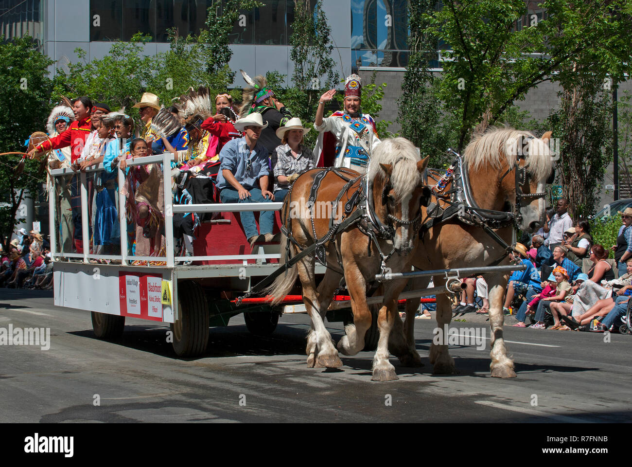 Native Menschen in traditionellen Kleidern während der Calgary Stampede Parade, Calgary, Alberta, Kanada Stockfoto
