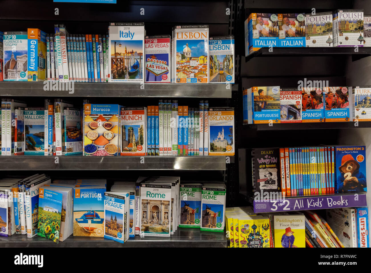 Reisen und Urlaub Reiseführer und Bücher in WHSmith Bookshop, Großbritannien Stockfoto