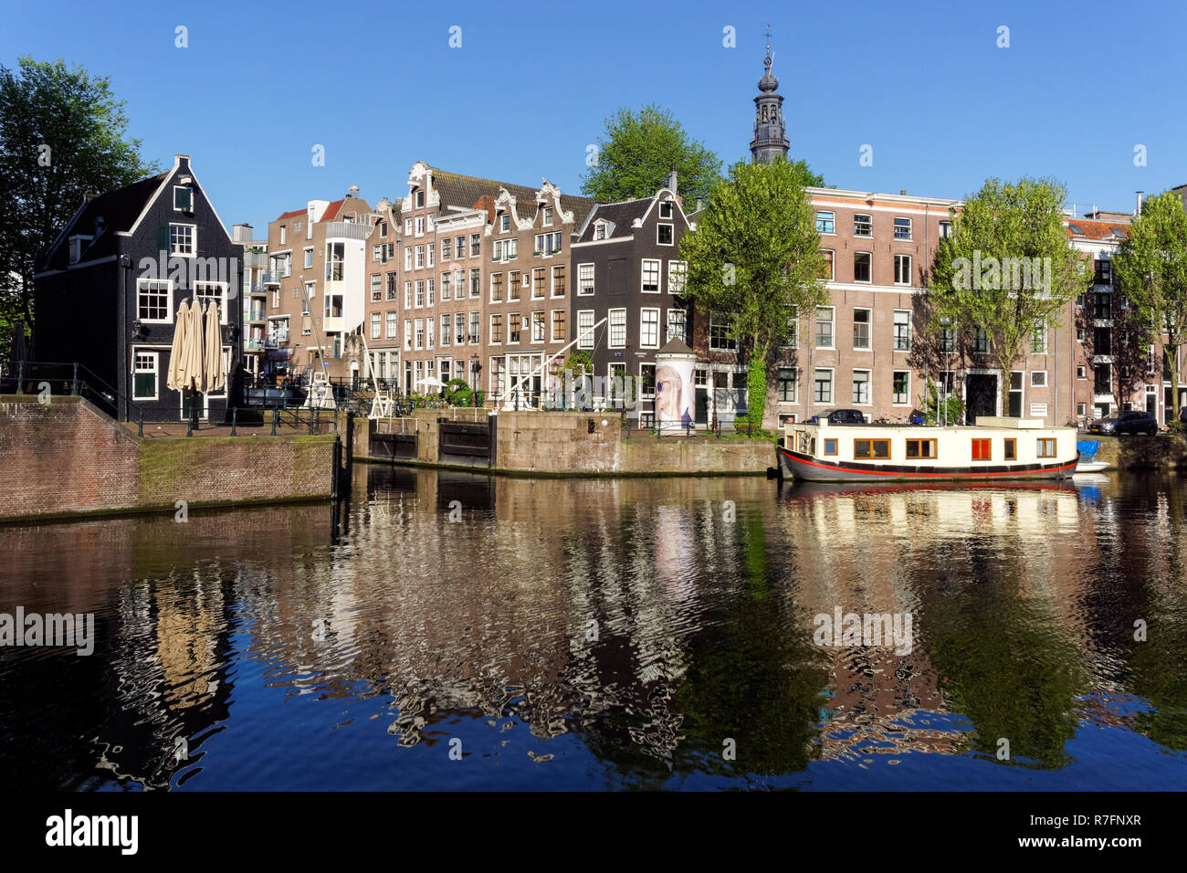 Traditionelle niederländische Häuser am Oudeschans Gracht in Amsterdam, Niederlande Stockfoto