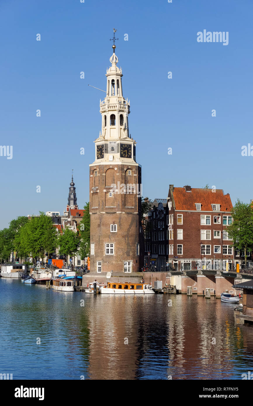 Montelbaanstoren Turm und Oudeschans Gracht in Amsterdam, Niederlande Stockfoto