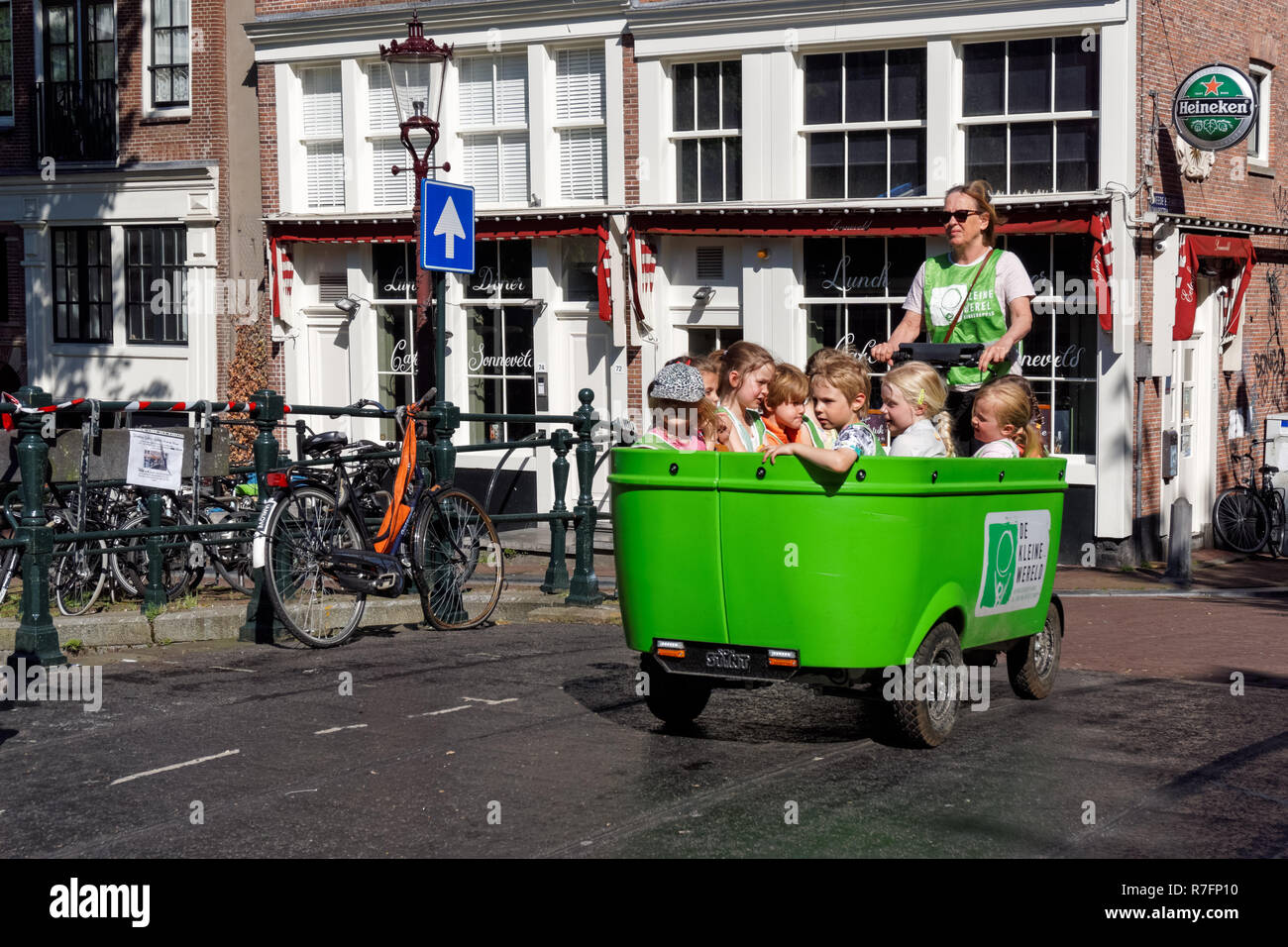 Cargo bike transport children -Fotos und -Bildmaterial in hoher ...