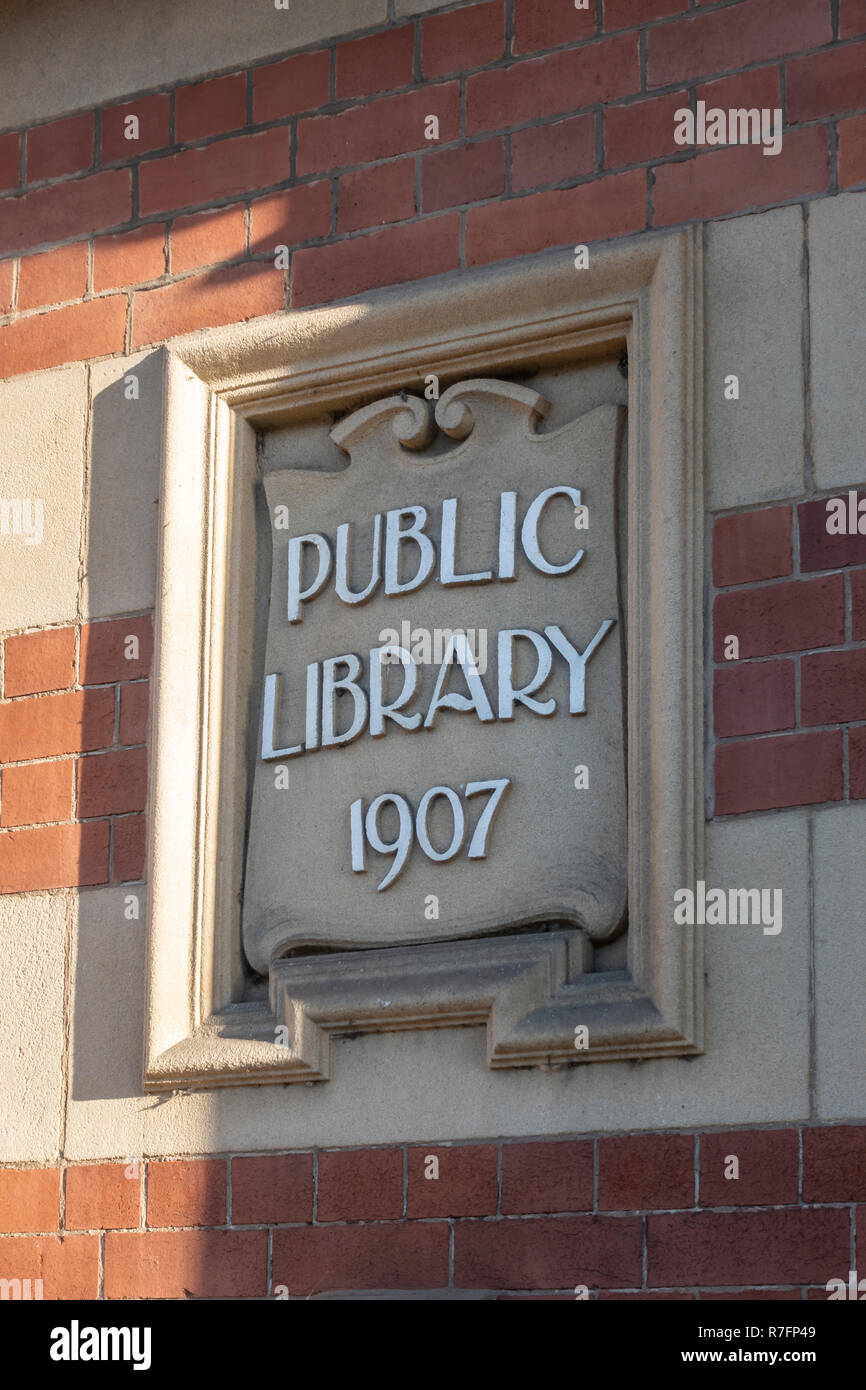 Stein öffentliche Bibliothek Zeichen außerhalb Radcliffe Bibliothek in Greater Manchester Stockfoto