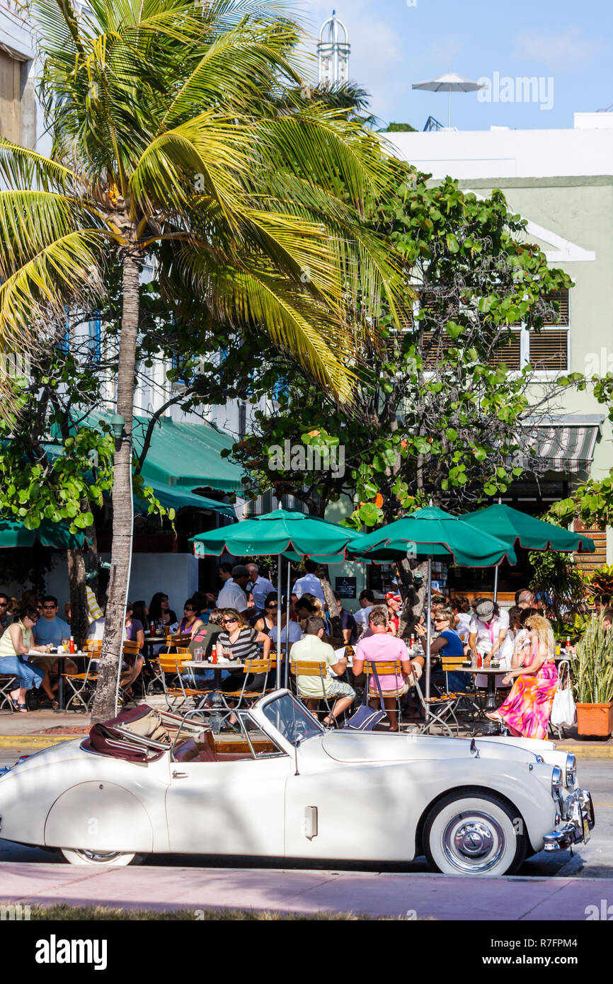 Miami Beach Florida,historische Architektur,Ocean Drive,Jaguar Cabriolet,Klassiker,Sportwagen,SK 140,1956,Roadster,News Cafe,Restaurant Restaurants Stockfoto Miami Beach Florida,historische Architektur,Ocean Drive,Jaguar Cabriolet,Klassiker,Sportwagen,SK 140,1956,Roadster,News Cafe,Restaurant Restaurants Stockfoto