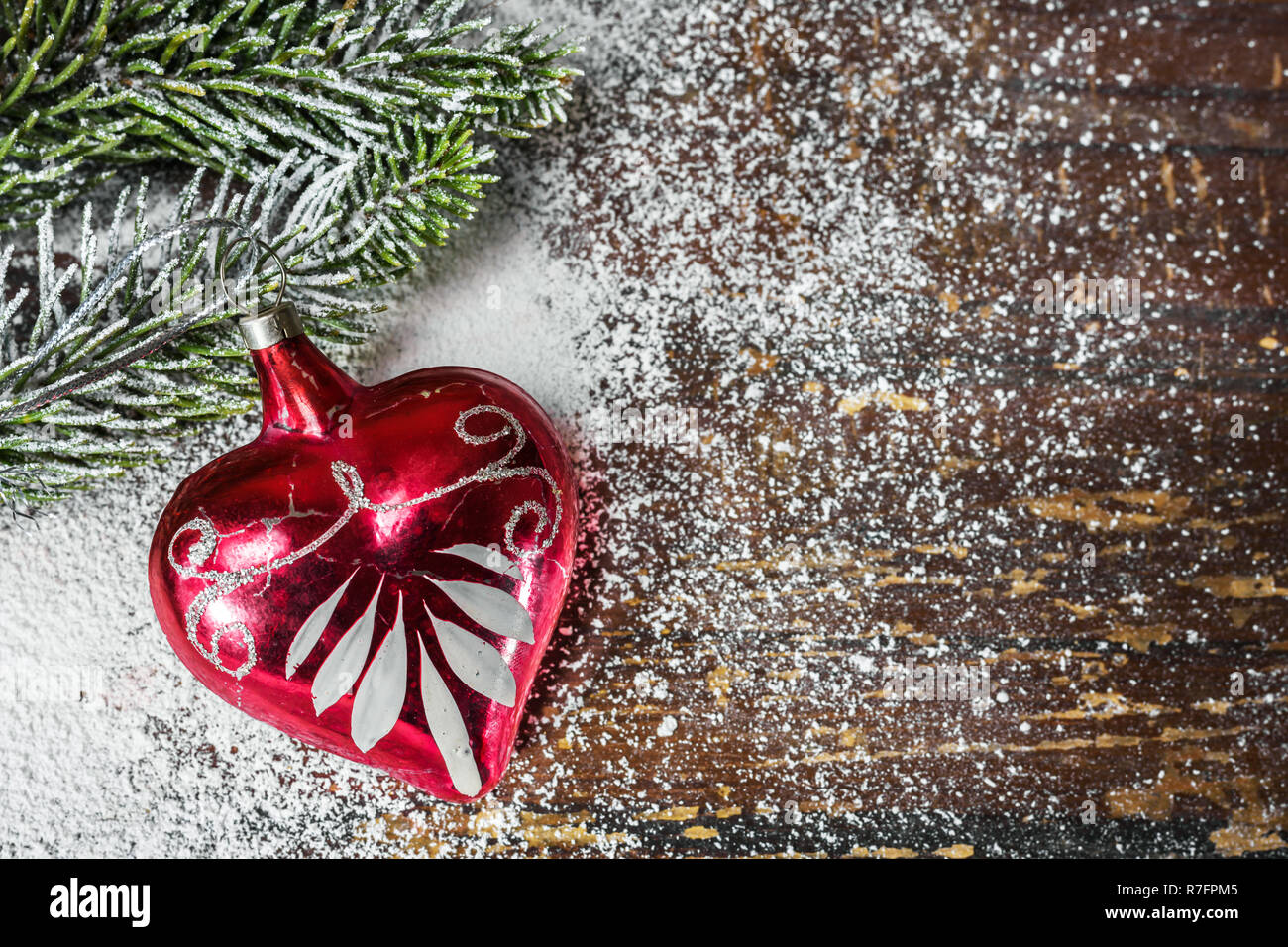 Christmas Ornament in Form von Herzen auf der Platine Stockfoto