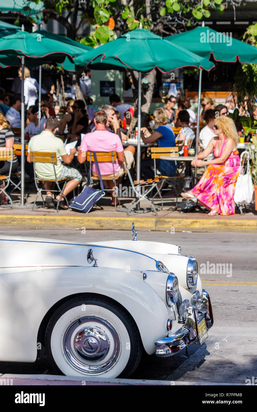 Miami Beach Florida,historische Architektur,Ocean Drive,Jaguar Cabriolet,Klassiker,Sportwagen,SK 140,1956,Roadster,News Cafe,Restaurant Restaurants Stockfoto Miami Beach Florida,historische Architektur,Ocean Drive,Jaguar Cabriolet,Klassiker,Sportwagen,SK 140,1956,Roadster,News Cafe,Restaurant Restaurants Stockfoto