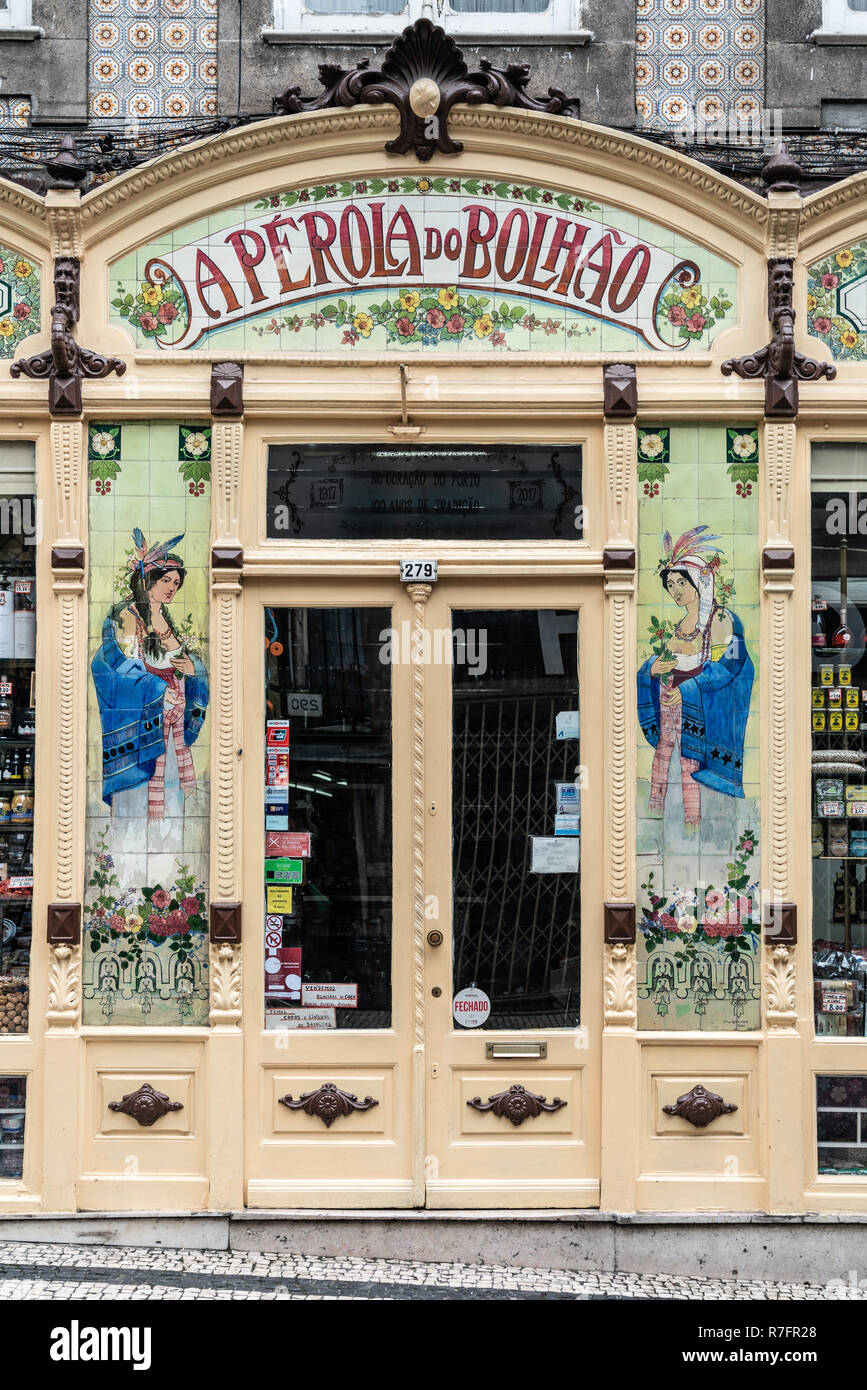 Ein Perola Do Bolhao Lebensmittelhändler, Jugendstil shop vorne Porto, Portugal Stockfoto