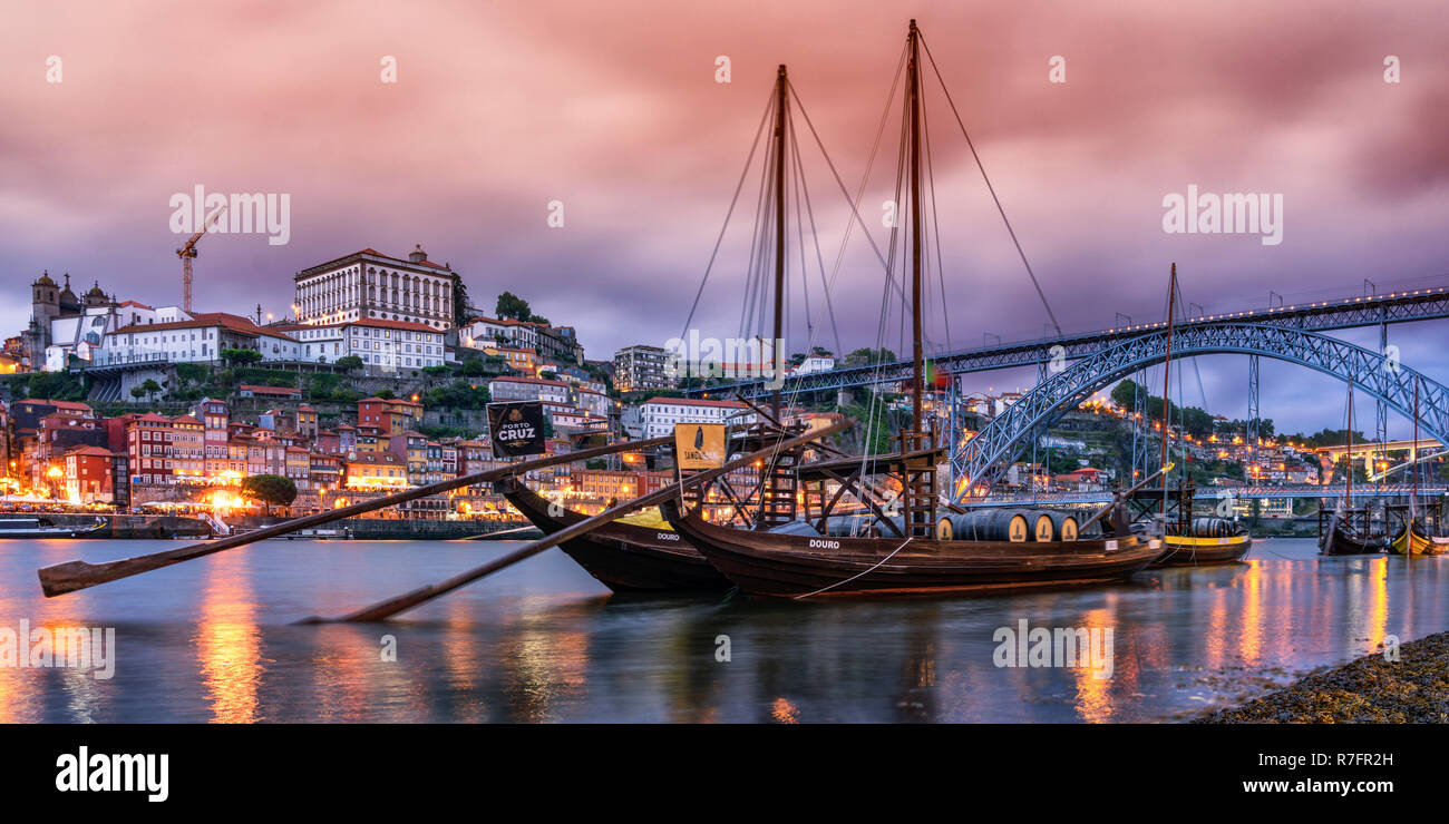 Traditionelle Rabelo Boote, Douro, Stadtbild, Panorama, Dämmerung, Porto, Portugal Stockfoto