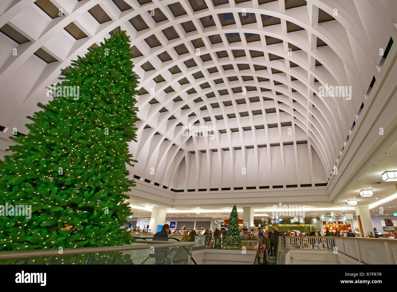 Galeria Kaufhof, Weihnachtsbaum, Kaufhaus, Atrium, moderne Architektur, Alexanderplatz, Berlin Stockfoto
