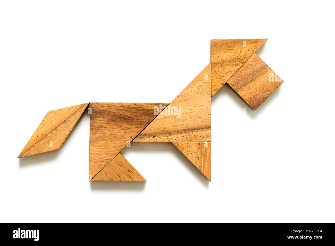 Holz tangram Puzzle Hund oder Lion Form auf weißem Hintergrund  Stockfotografie - Alamy
