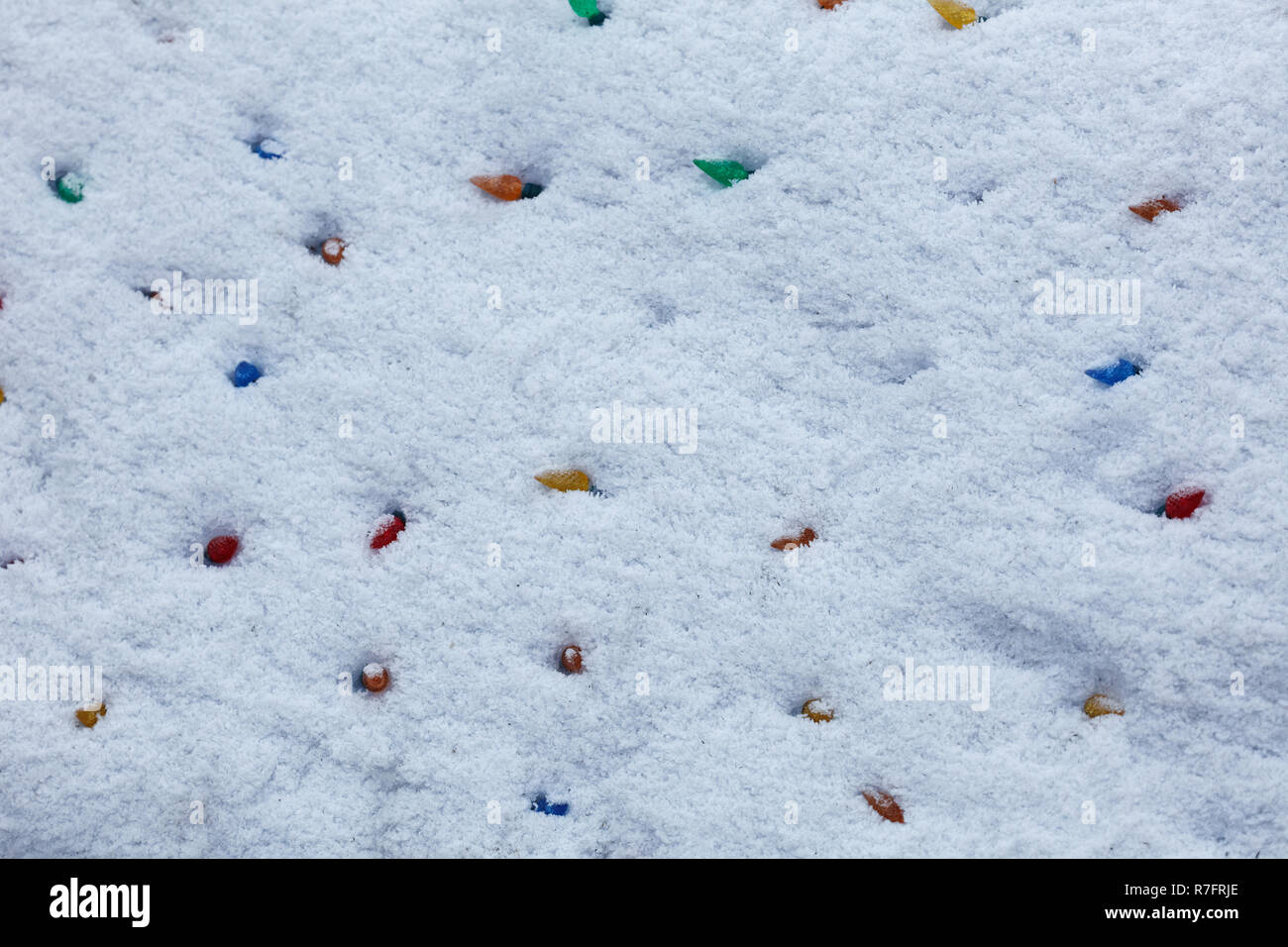 Weihnachtsbeleuchtung auf weißem Schnee für Hintergrund Stockfoto