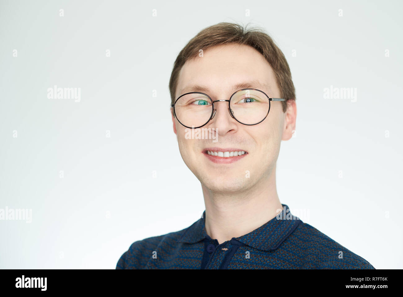Smart suchen jungen kaukasischen Mann Brille trägt auf weißem Hintergrund Stockfoto