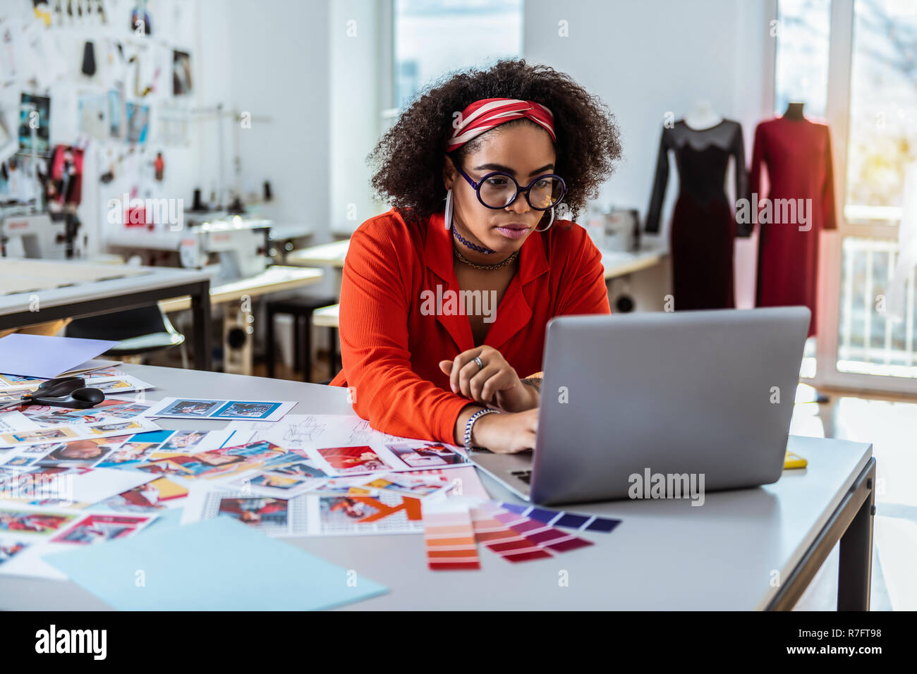 Curly interessiert - behaarte Dame suchen auf dem Bildschirm Ihres Notebooks Stockfoto