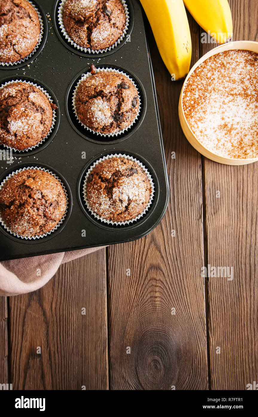 Hausgemachte Schoko Muffins bestreut mit Zucker in einem baki Stockfoto