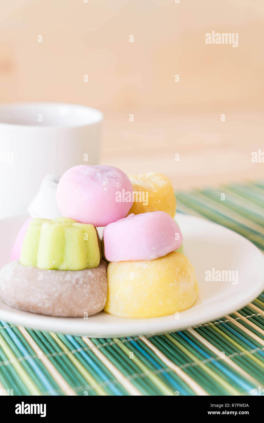 Bunte dessert Mochi auf weiße Platte Stockfoto