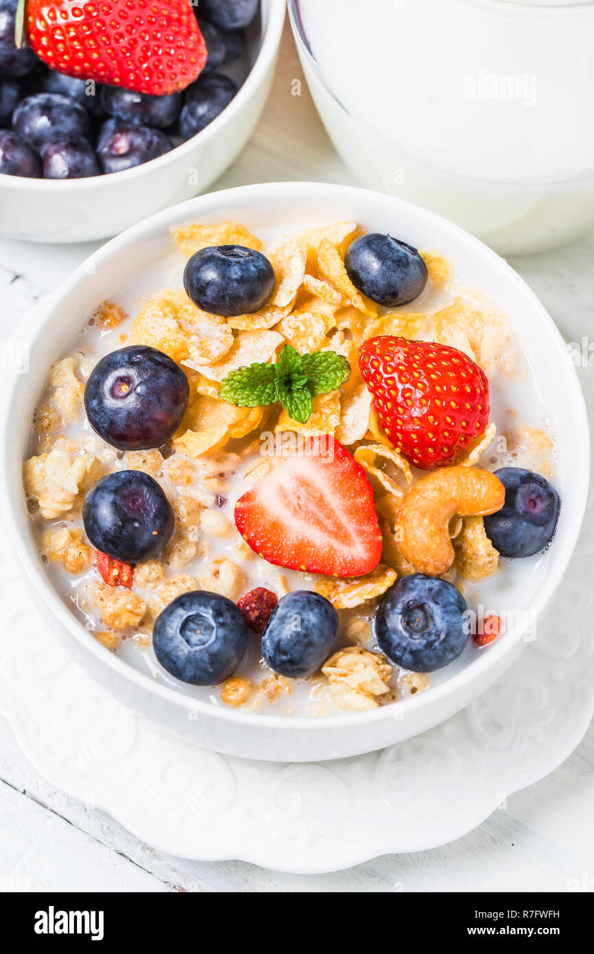 Crunchy flakes mit Blaubeeren und verschiedene Joghurts für gesundes Frühstück Stockfoto