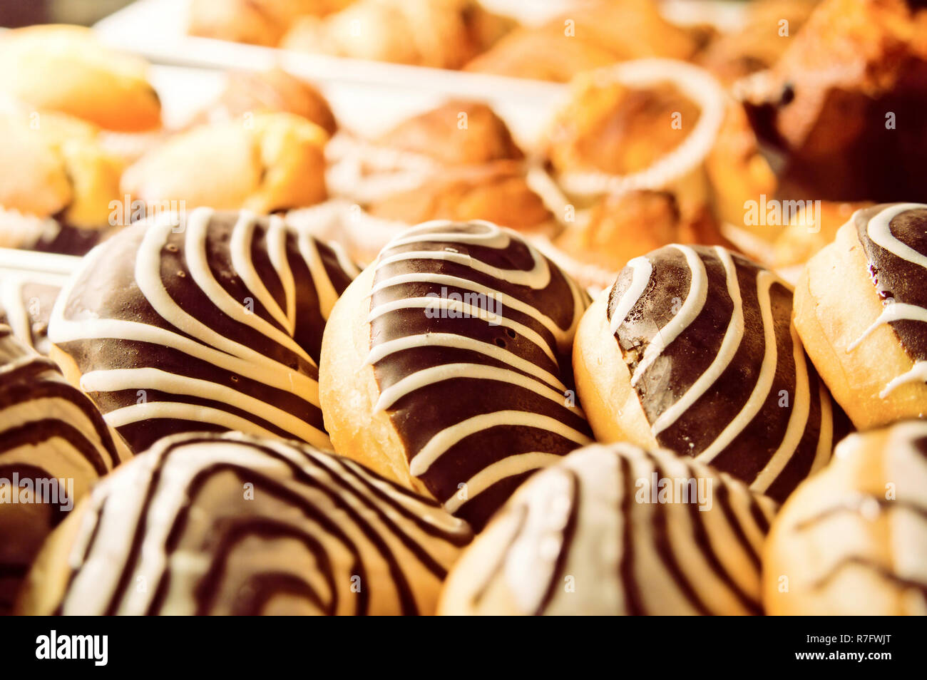 Lebensmittel-Hintergrund-Bild. Donuts und Muffins. Stockfoto