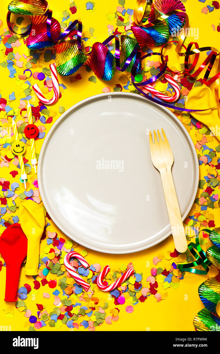 Partei oder Karneval Hintergrund oder Party Konzept mit Spaß Artikel und Zubehör von Drittanbietern, leere Platte oben. Ansicht von oben. Stockfoto