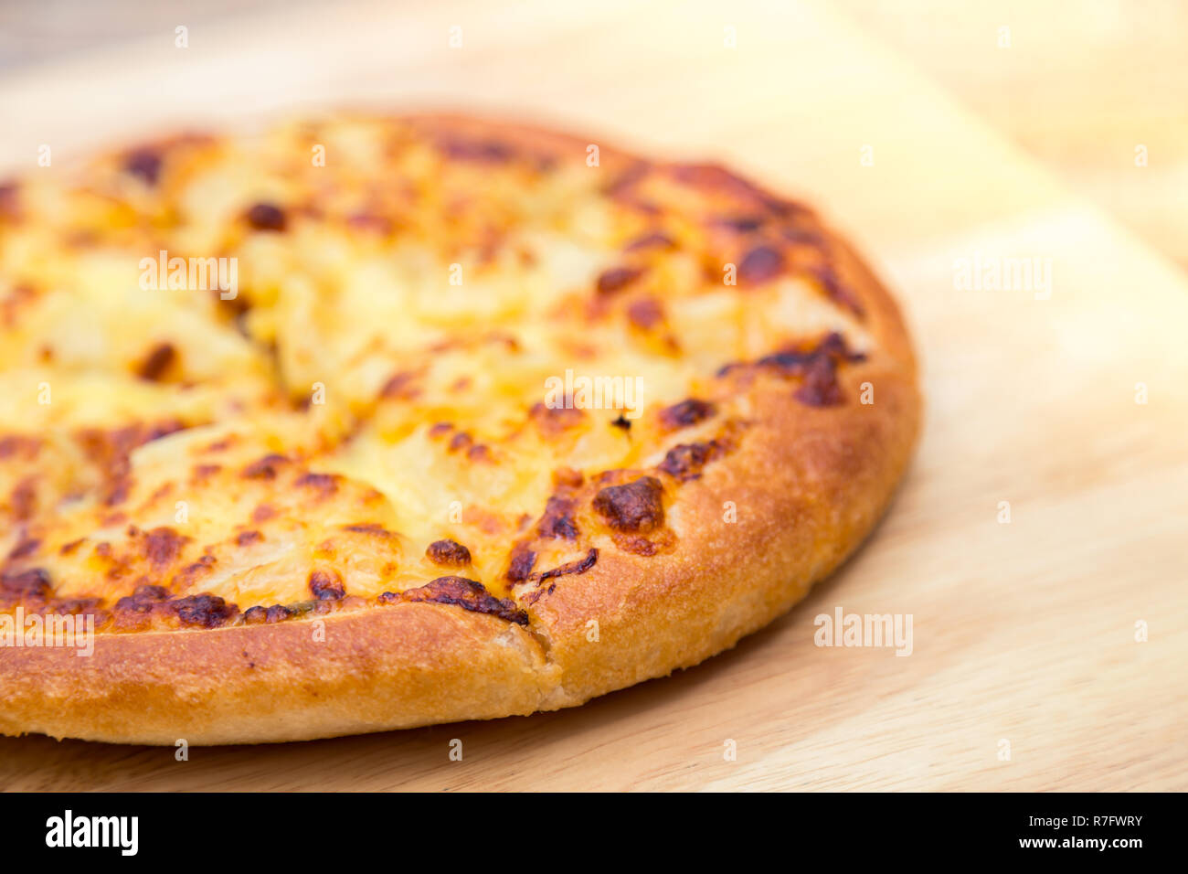 Pizza auf hölzernen Hintergrund Stockfoto