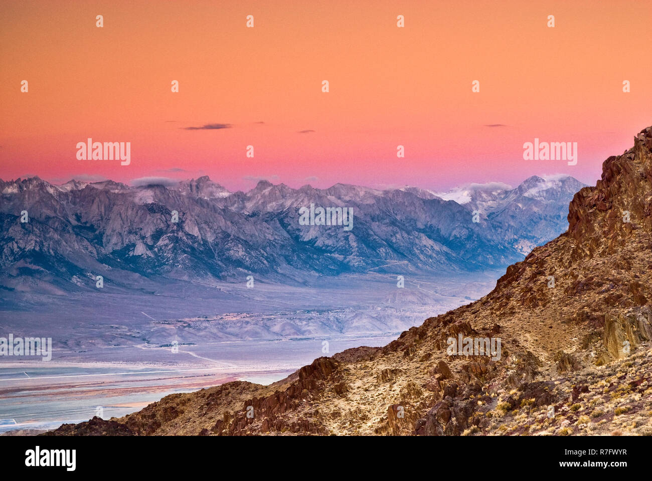 Östliche Sierra Nevada mit Mt Whitney gesehen über Owens Valley von Cerro Gordo Straße in Inyo Bergen bei Sonnenaufgang, Kalifornien, USA Stockfoto