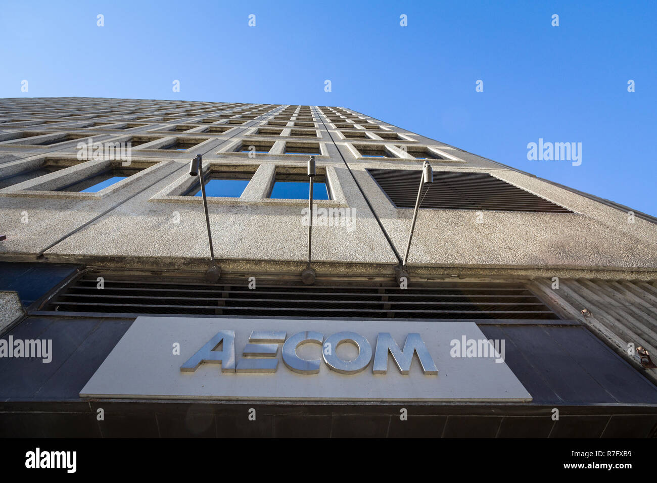 MONTREAL, KANADA - 4. NOVEMBER 2018: aecom Logo vor ihren Hauptsitz für Montreal, Quebec. AECOM ist eine US-amerikanische Engineering und Consulting fi Stockfoto