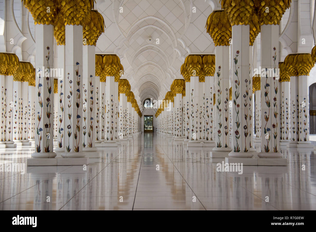 Arabesque Bögen Linien der Eingang Vorhalle des Sheikh Zayed Moschee in Abu Dhabi, Vereinigte Arabische Emirate. Stockfoto