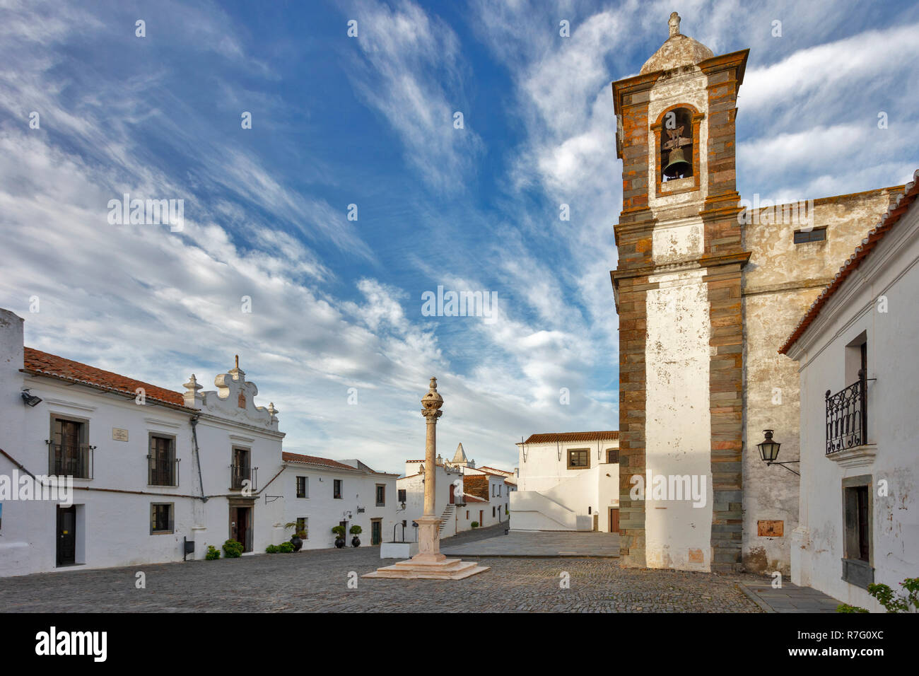 Altstadt mit Kirche Santa Maria da Lagoa, Monsaraz, Alentejo, Portugal Stockfoto