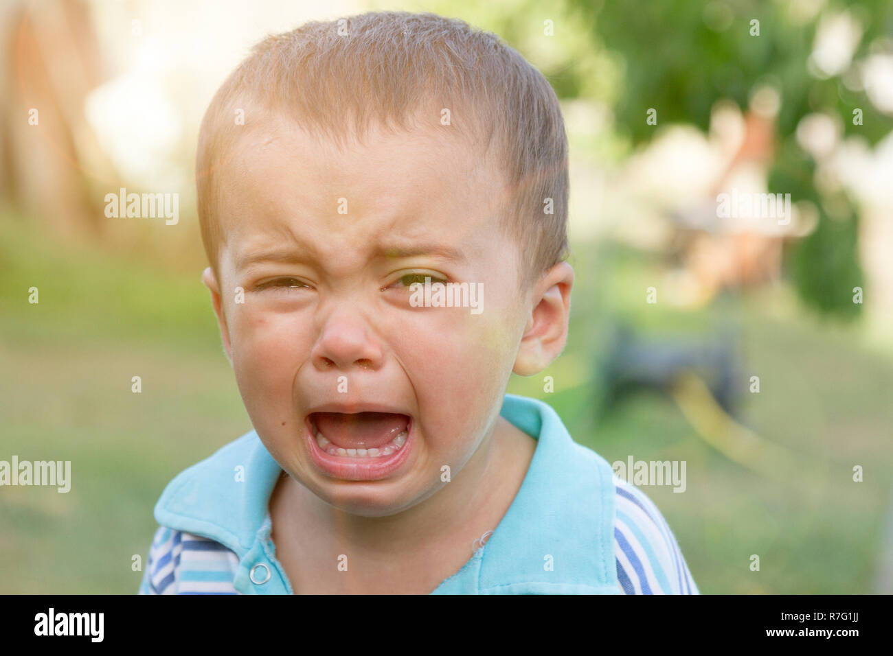 Weinenden Kleinen Jungen Weinen Portrat Der Jungen Kaukasier Kind Schaut Auf Kamera Charmante Junge Das Kind Weint Mit Tranen In Den Augen Ein Verargerter Temperament Hysterischer Stockfotografie Alamy