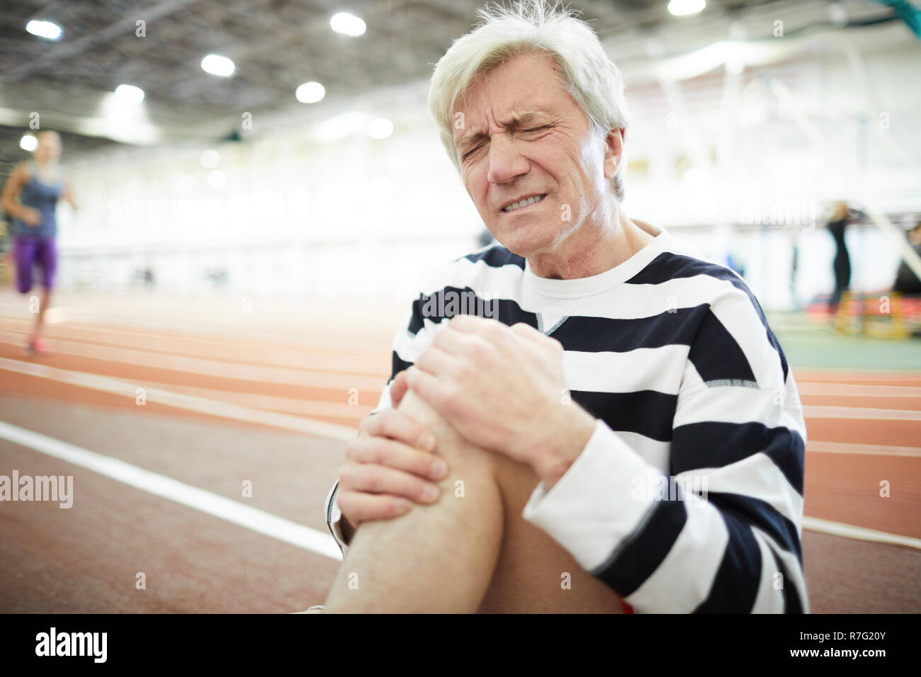 Schmerzen im Knie Stockfoto